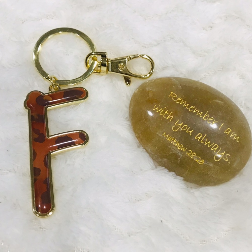 ✔️New Initial  “F”  Leopard Print Key Holder